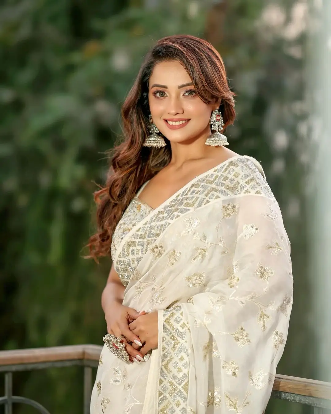 INDIAN GIRL ADAA KHAN IN TRADITIONAL WHITE SAREE SLEEVELESS BLOUSE 6